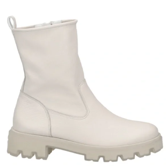 White/ off whleather boot. Brand new with Box Women’s US sizes. COLOR: Off white